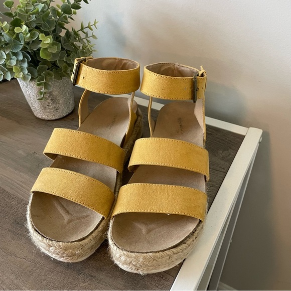 🤍Universal Thread Sandals - Picture 10 of 10